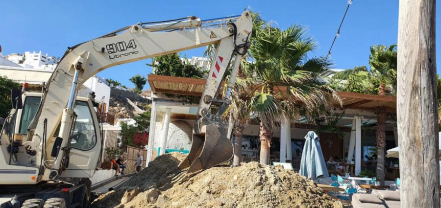 Μύκονος: «Έσκασε» η αποχέτευση εν μέσω σεζόν –Γέμισε λύματα ο Πλατύς Γιαλός