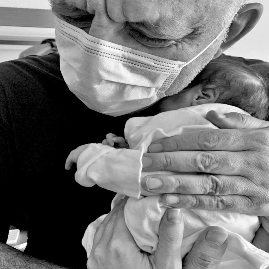 Νίκος Πορτοκάλογλου: Κρατάει συγκινημένος στην αγκαλιά του τη νεογέννητη εγγονή του