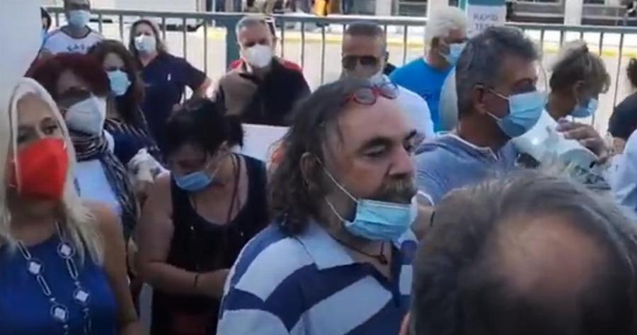 «Έχω πέντε παιδιά – Μας πετάνε στους δρόμους»! Ένταση στο ΑΧΕΠΑ από υγειονομικούς για τα υποχρεωτικά εμβόλια