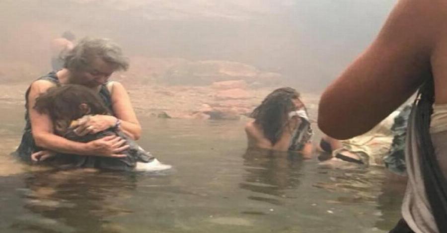 Η αληθινή ιστορία πίσω από τη φωτογραφία της αγκαλιάς στο φλεγόμενο Μάτι που έκανε τον γύρο του πλανήτη