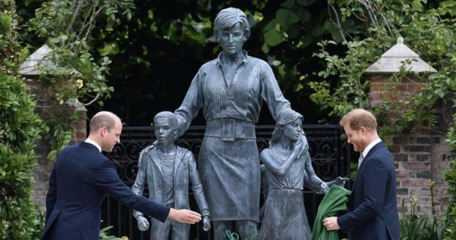 Πριγκίπισσα Νταϊάνα: Συγκινημένοι ο Χάρι και ο Γουίλιαμ αποκάλυψαν το άγαλμα της μητέρας τους