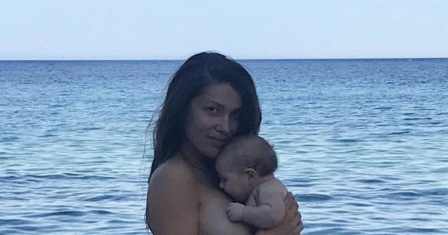 Κλέλια Ρένεση: Ποζάρει χωρίς ρούχα αγκαλιά με την κόρη της για να στείλει το πιο όμορφο μήνυμα