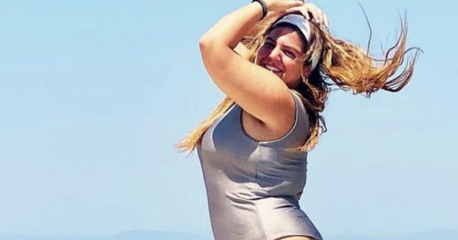 Δανάη Μπάρκα: Ποζάρει με ασημί ολόσωμο μαγιό με φόντο τη θάλασσα και στέλνει το ωραιότερο μήνυμα