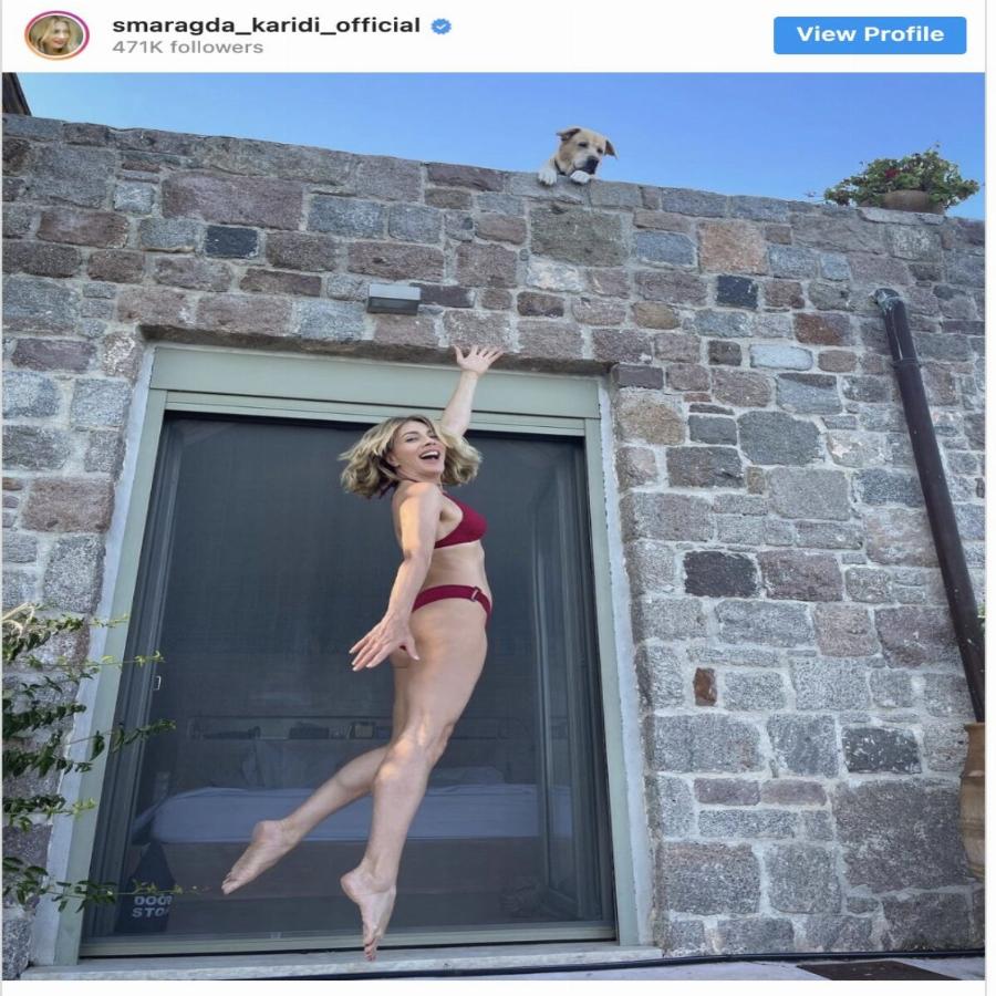 Στα 51 της καλύτερη από ποτέ: Η Σμαράγδα Καρύδη ποζάρει με κόκκινο μπικίνι και ρίχνει το Instagram