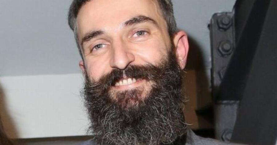 Ο Άρης Σερβετάλης επιστρέφει 20 χρόνια μετά στην ελληνική τηλεόραση – Η σειρά που θα τον δούμε