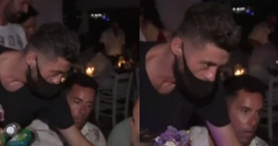 Σερβιτόρος στην Μύκονο μαζεύει γρήγορα για να προλάβει την απαγόρευση και πελάτης του λέει «από τώρα;»