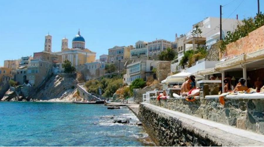 Σύρος: 10χρονο αγόρι κατέρρευσε ξαφνικά στην παραλία – Δίνει μάχη για να κρατηθεί στη ζωή