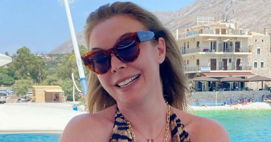 Τατιάνα Στεφανίδου: Ποζάρει πάλι πάνω σε σκάφος με ολόσωμο τιγρέ μαγιό