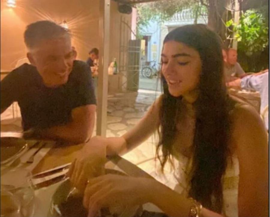 Λυδία Ευαγγελάτου: Η πανύψηλη κόρη της Τατιάνας Στεφανίδου με δροσερό ολόλευκο φόρεμα στη Ζάκυνθο