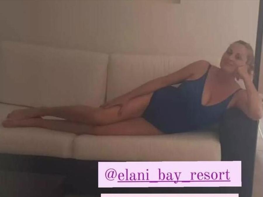 Το απόλυτο θηλυκό της Ελλάδας: Η φωτογραφία με μαγιό χωρίς φίλτρα της Θεοφανίας Παπαθωμά στα 49 της