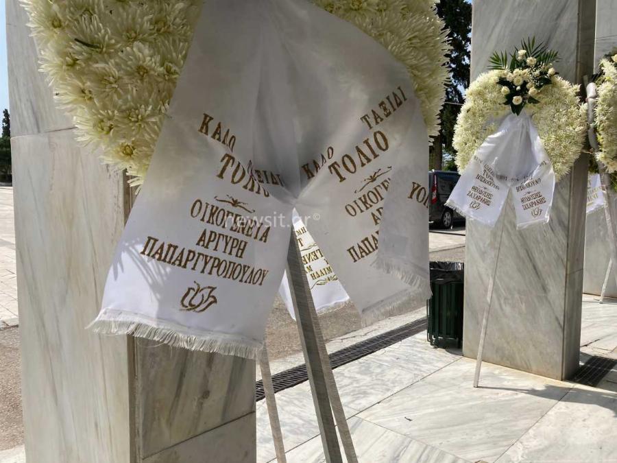 Τόλης Βοσκόπουλος κηδεία: Το τελευταίο αντίο στον «Πρίγκιπα» του ελληνικού τραγουδιού