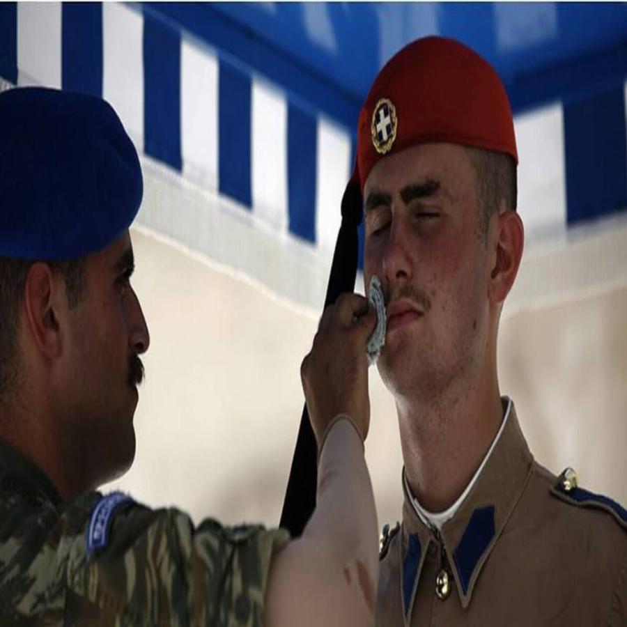 Εύζωνες: Πώς αντέχουν στον καύσωνα; Η σκληρή εκπαίδευση, η συγκέντρωση, η τιμή και η περηφάνια