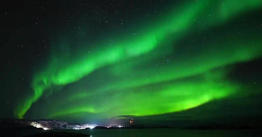 Μαγικό θέαμα: Το Βόρειο Σέλας έβαψε τη νύχτα πράσινη πάνω από το Μούρμανσκ