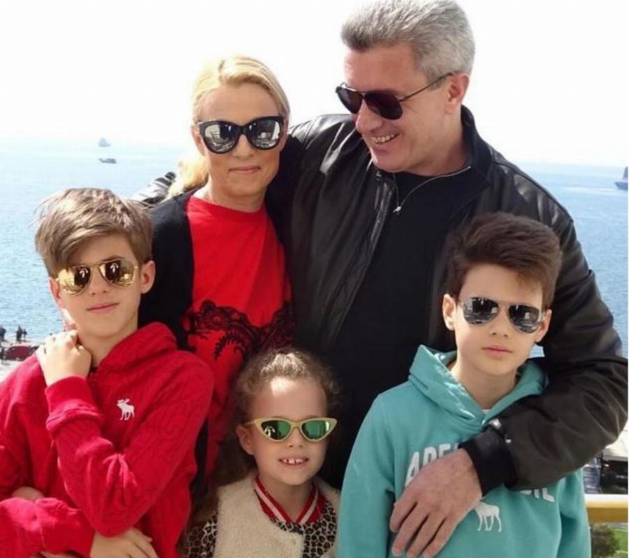 Ο γιος του Νίκου Χατζηνικολάου και της Έλενας Κατρίτση είναι 25, μοιάζει εντελώς στη μαμά και ζει στο Λονδίνο μόνιμα