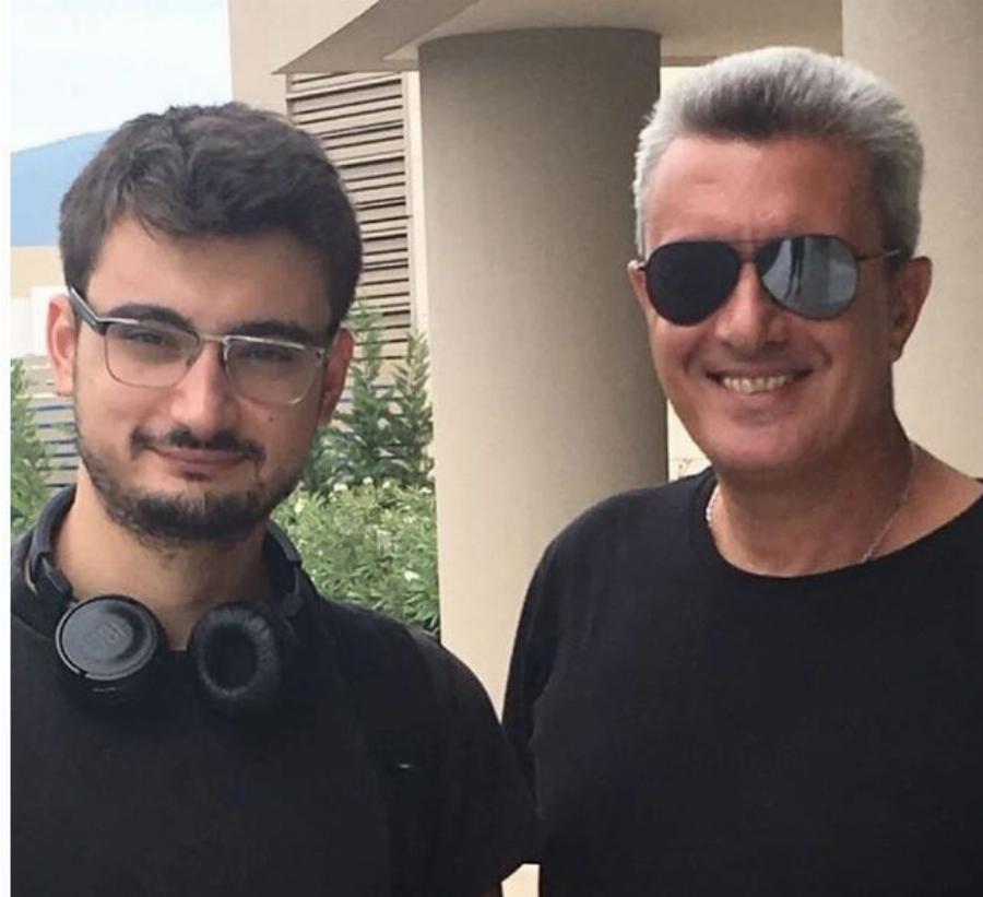 Ο γιος του Νίκου Χατζηνικολάου και της Έλενας Κατρίτση είναι 25, μοιάζει εντελώς στη μαμά και ζει στο Λονδίνο μόνιμα