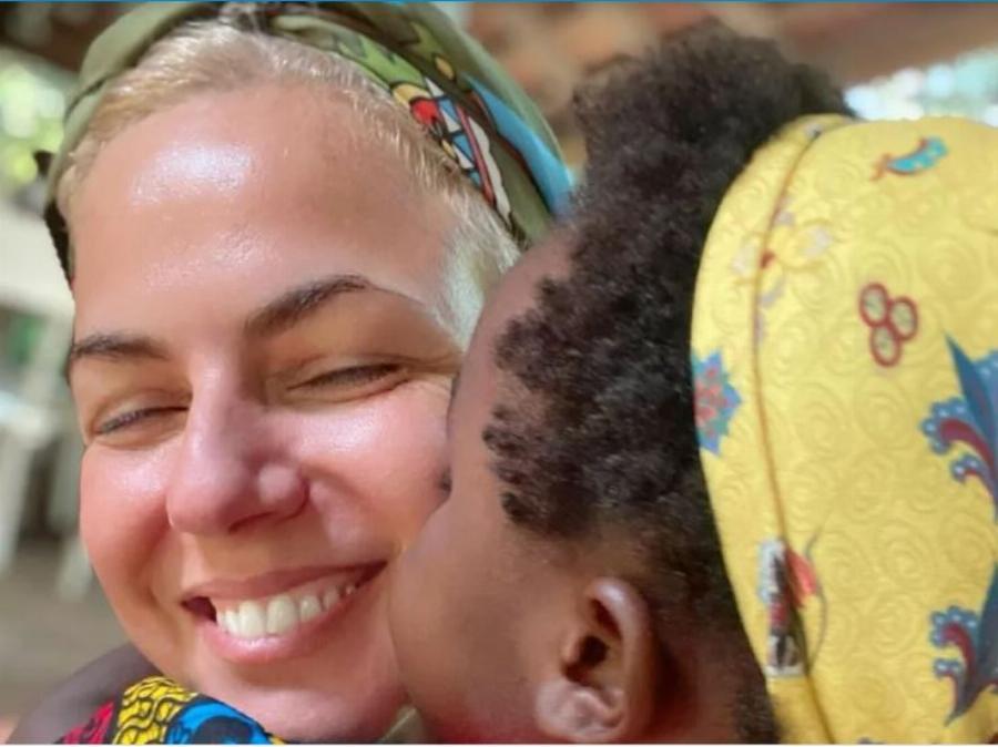 Χριστινά Κοντοβά: Δεν χορταίνει να κάνει αγκαλιές στο κοριτσάκι που θα υιοθετήσει