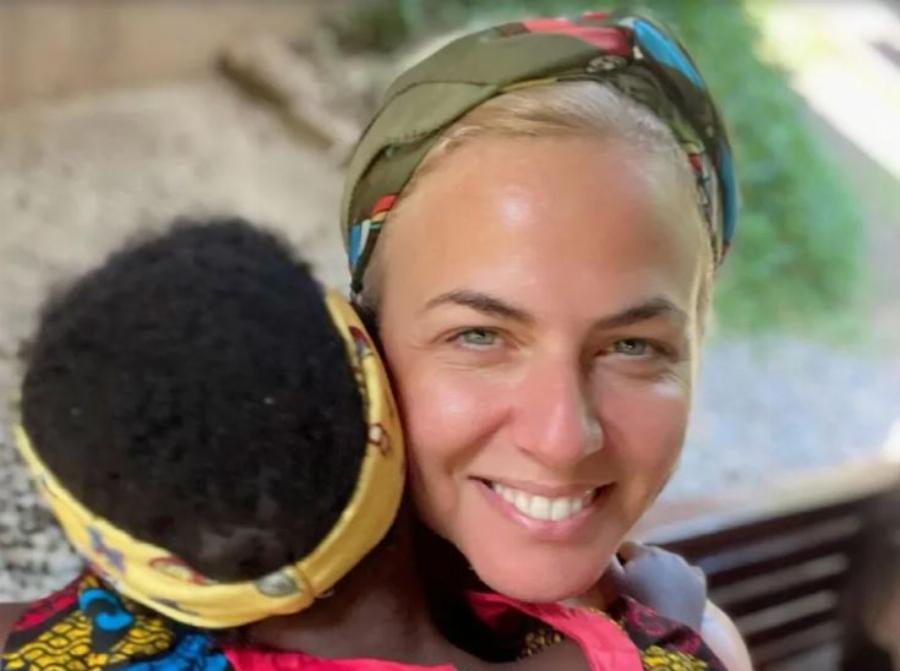 Χριστινά Κοντοβά: Δεν χορταίνει να κάνει αγκαλιές στο κοριτσάκι που θα υιοθετήσει