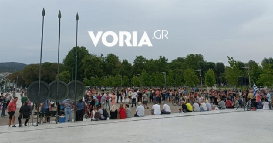 Διαμαρτυρίες πολιτών κατά του υποχρεωτικού εμβολιασμού κάτω από το άγαλμα του Μ. Αλεξάνδρου στη Θεσσαλονίκη