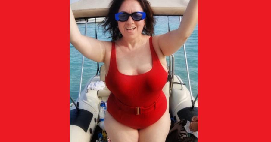 Σοφία Μουτίδου: Ποζάρει ακομπλεξάριστη με κόκκινο μαγιό πάνω σε σκάφος και τα σχόλια «παίρνουν φωτιά»