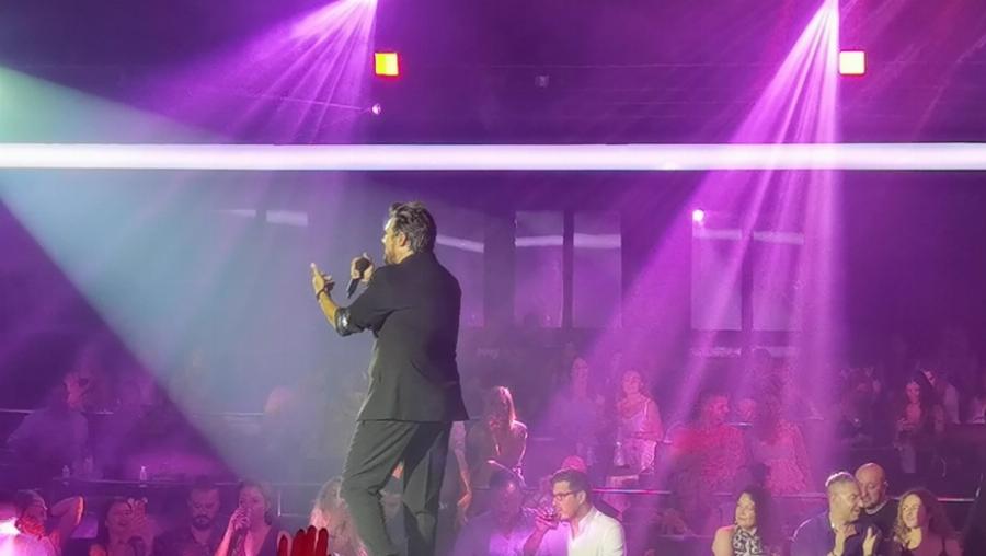 Πάνος Κιάμος: «Ξεσήκωσε» το κοινό του στην πρώτη του εμφάνιση στο Posidonio Music Hall