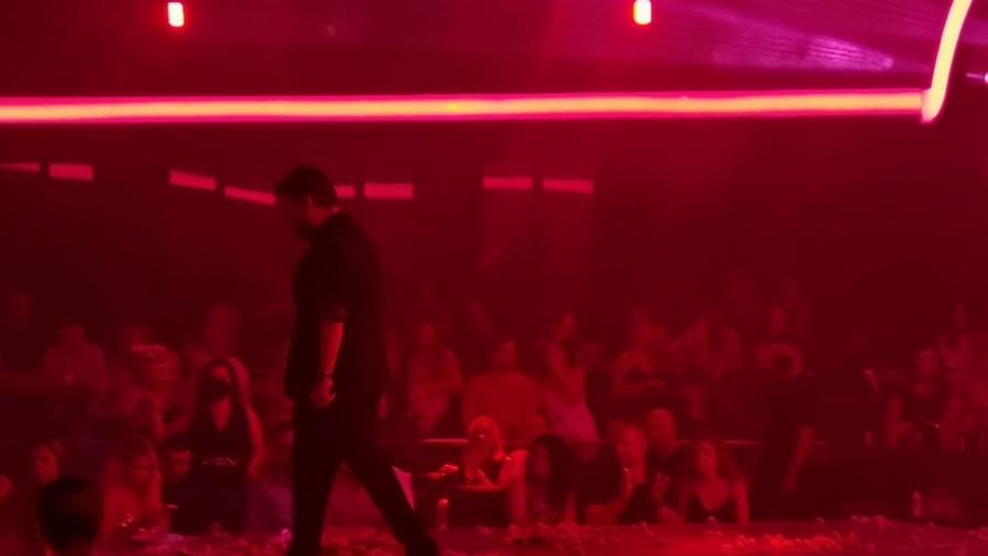 Πάνος Κιάμος: «Ξεσήκωσε» το κοινό του στην πρώτη του εμφάνιση στο Posidonio Music Hall