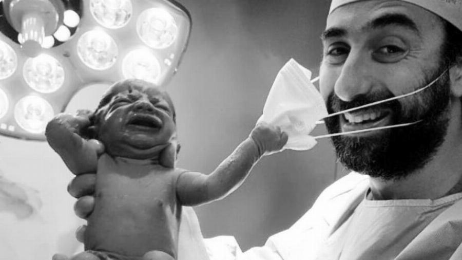 Το σύμβολο της ελπίδας: Νεογέννητο μωράκι αφαιρεί τη μάσκα γιατρού