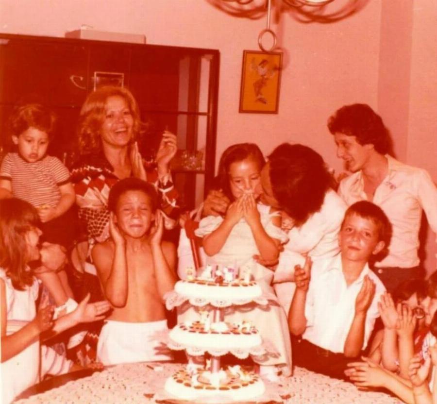 Δώδεκα φωτογραφίες αγαπημένων Ελλήνων ηθοποιών μαζί με τα παιδία τους – Ένα σπάνιο αφιέρωμα