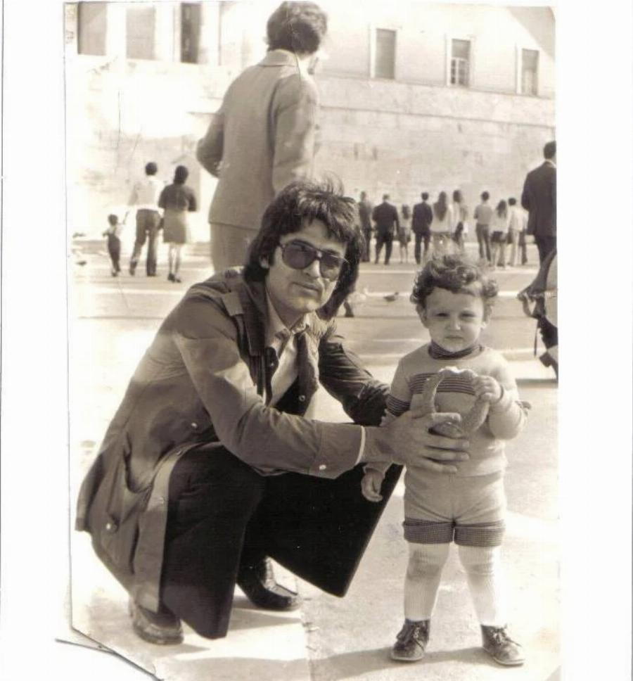 Δώδεκα φωτογραφίες αγαπημένων Ελλήνων ηθοποιών μαζί με τα παιδία τους – Ένα σπάνιο αφιέρωμα