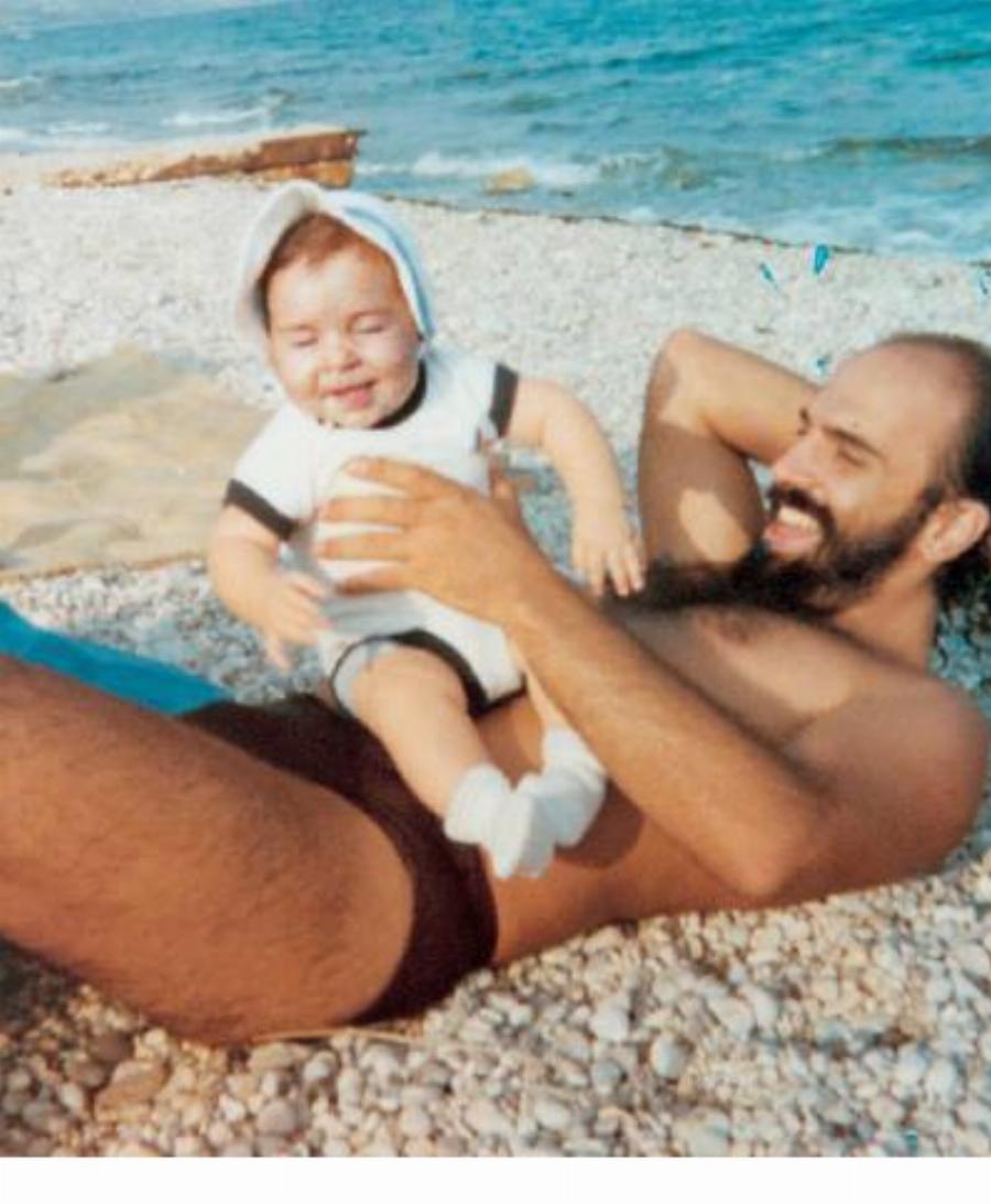 Δώδεκα φωτογραφίες αγαπημένων Ελλήνων ηθοποιών μαζί με τα παιδία τους – Ένα σπάνιο αφιέρωμα