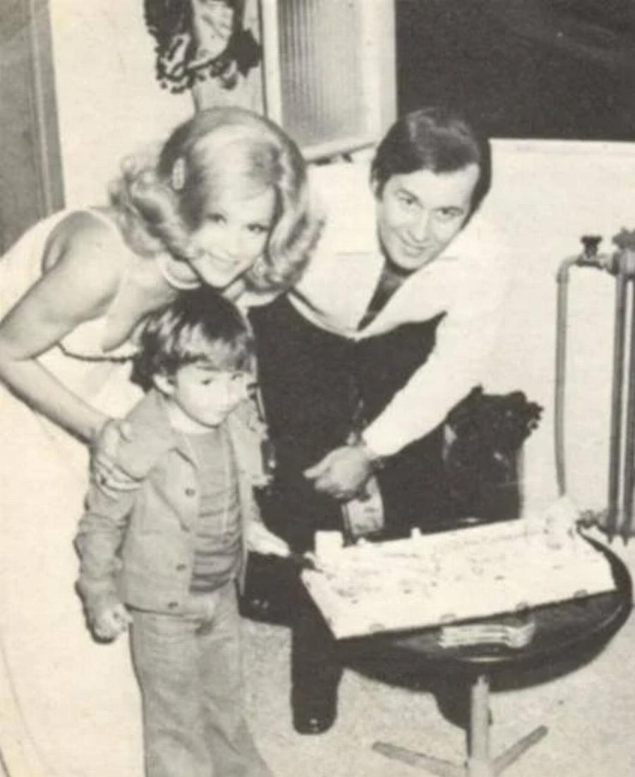 Δώδεκα φωτογραφίες αγαπημένων Ελλήνων ηθοποιών μαζί με τα παιδία τους – Ένα σπάνιο αφιέρωμα