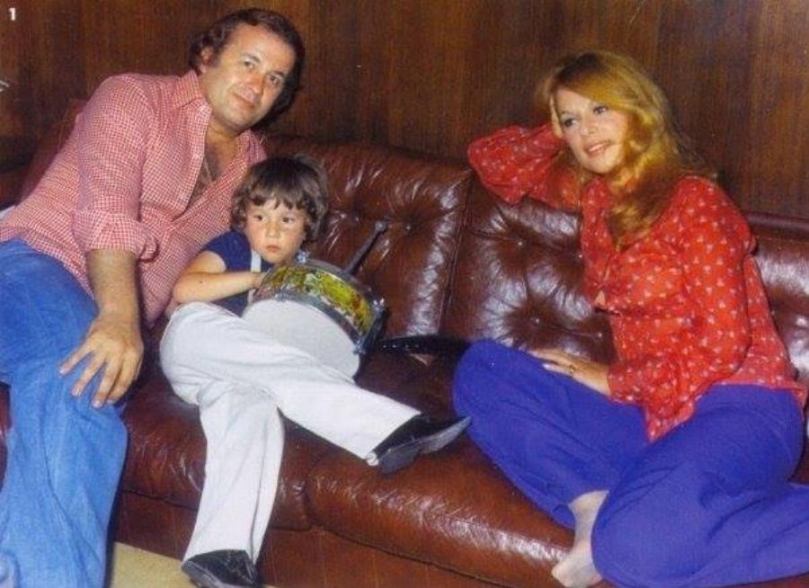 Δώδεκα φωτογραφίες αγαπημένων Ελλήνων ηθοποιών μαζί με τα παιδία τους – Ένα σπάνιο αφιέρωμα