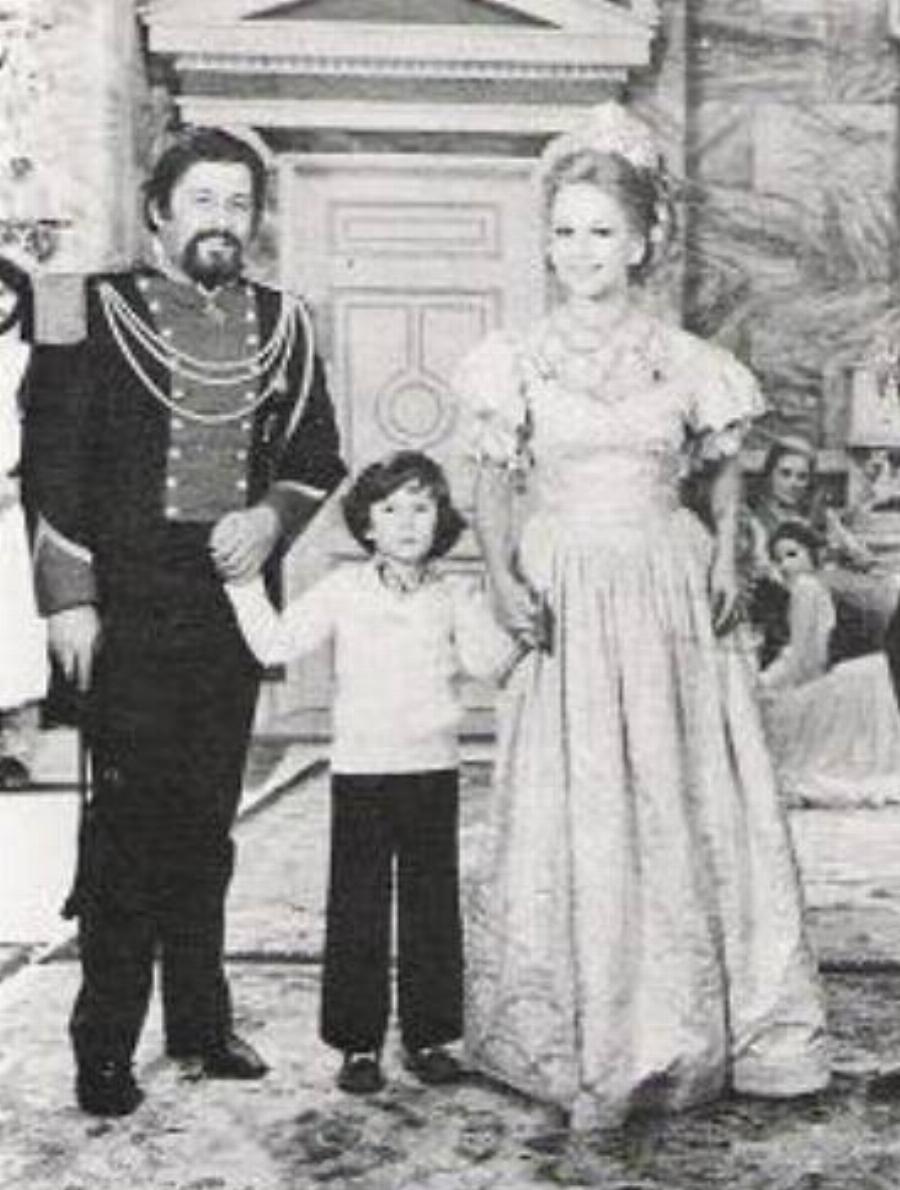 Δώδεκα φωτογραφίες αγαπημένων Ελλήνων ηθοποιών μαζί με τα παιδία τους – Ένα σπάνιο αφιέρωμα