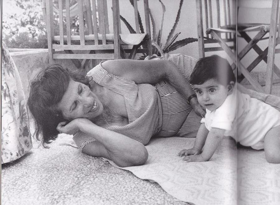 Δώδεκα φωτογραφίες αγαπημένων Ελλήνων ηθοποιών μαζί με τα παιδία τους – Ένα σπάνιο αφιέρωμα