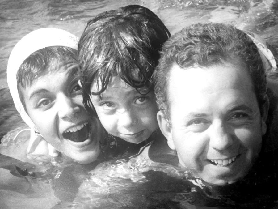 Δώδεκα φωτογραφίες αγαπημένων Ελλήνων ηθοποιών μαζί με τα παιδία τους – Ένα σπάνιο αφιέρωμα