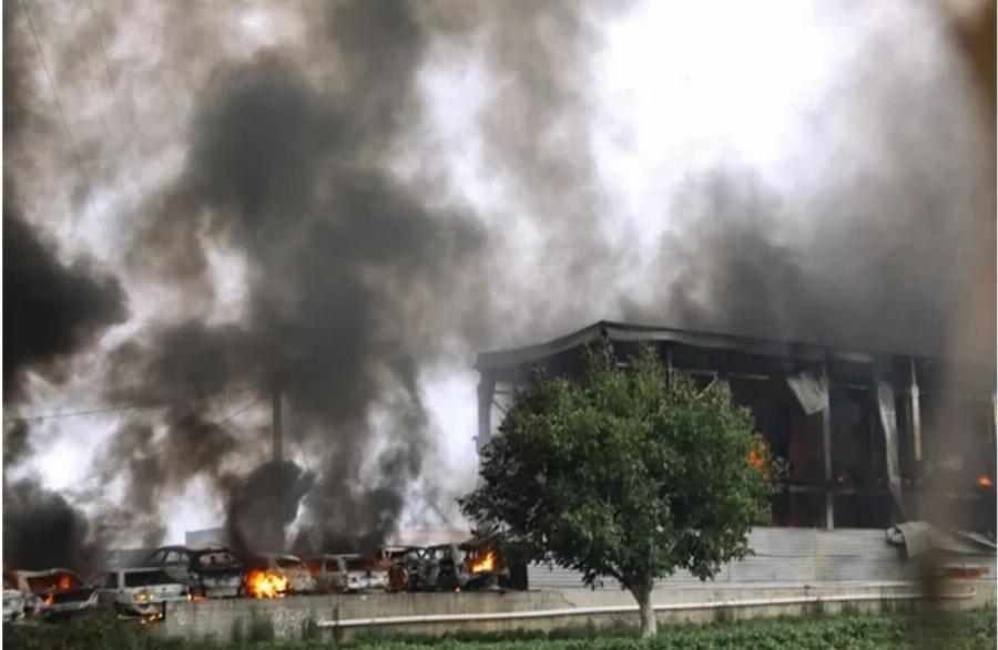 Πυροσβέστης παίρνει σηκωτό ιδιοκτήτη μάντρας αυτοκινήτων που τυλίγεται στις φλόγες