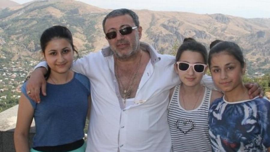 Τρεις αδερφές σκότωσαν στον ύπνο του τον πατέρα τους που τις κακοποιούσε χρόνια