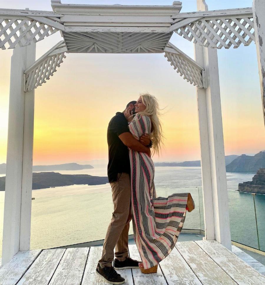 Λάμπει από ευτυχία η Τζούλια Νόβα: Φωτογραφίζεται με φουσκωμένη την κοιλίτσα της