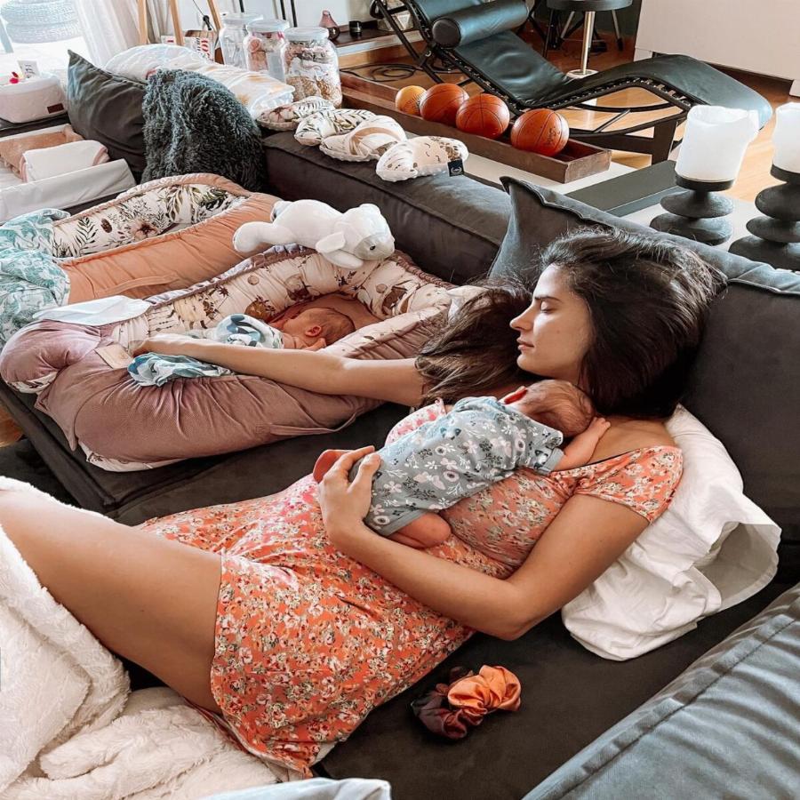 Χριστίνα Μπόμπα: Θηλάζει τις κορούλες της και στέλνει το ομορφότερο μήνυμα για τον θηλασμό