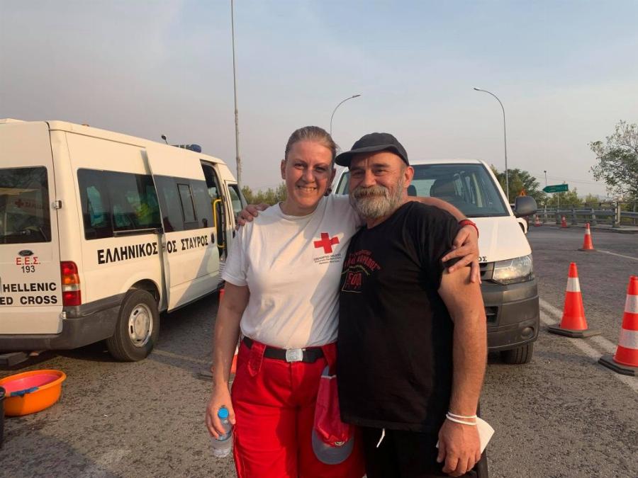 «Άλλος Άνθρωπος» έφτασε στη Βαρυμπόμπη και προσφέρει φαγητό σε εθελοντές και πυροσβέστες