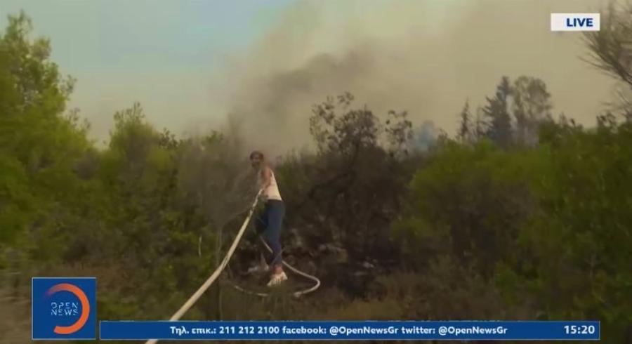 Δημοσιογράφος του OPEN φεύγει απ’ την κάμερα, πιάνει τη μάνικα και βοηθά τους πυροσβέστες