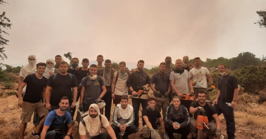 Φωτιά στα Βίλια: Οι νέοι στην πρώτη γραμμή – «Είμαστε τρεις μέρες άυπνοι, κουρασμένοι, στεναχωρημένοι»