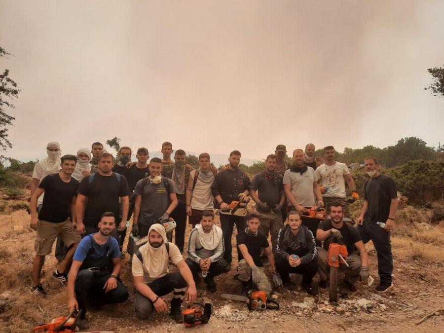 Φωτιά στα Βίλια: Οι νέοι στην πρώτη γραμμή – «Είμαστε τρεις μέρες άυπνοι, κουρασμένοι, στεναχωρημένοι»