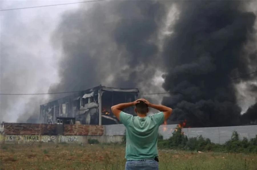 Πυροσβέστης παίρνει σηκωτό ιδιοκτήτη μάντρας αυτοκινήτων που τυλίγεται στις φλόγες