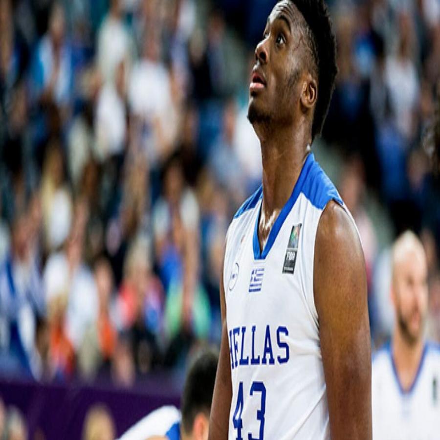 «Με λένε Θανάση Αντετοκούνμπο, γεννήθηκα στην Ελλάδα και πήγα εδώ δημοτικό, γυμνάσιο και λύκειο»