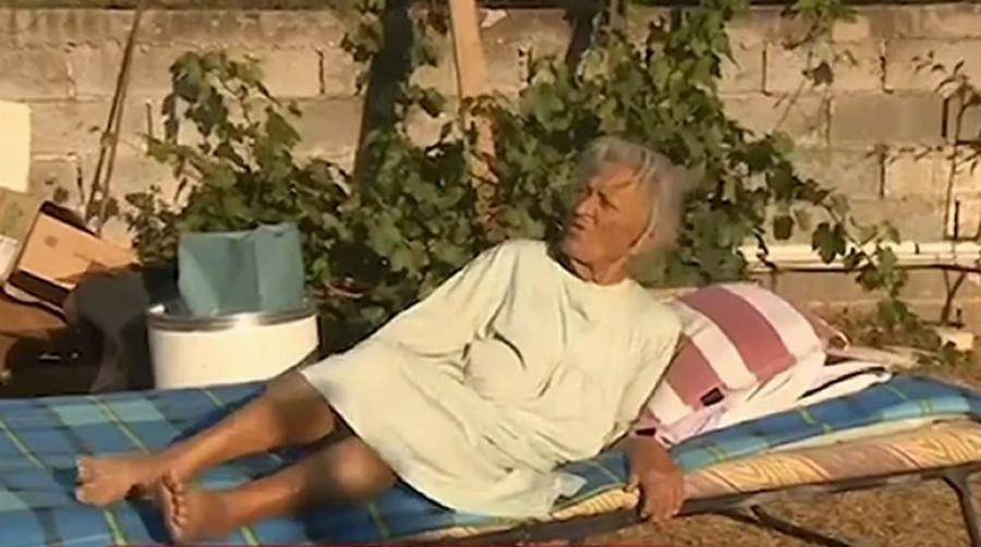 «Δεν φεύγω, ήρθα 30 χρονών και είμαι 90»: 92χρονη στη Βαρυμπόμπη αρνείται να εγκαταλείψει το καμένο σπίτι της
