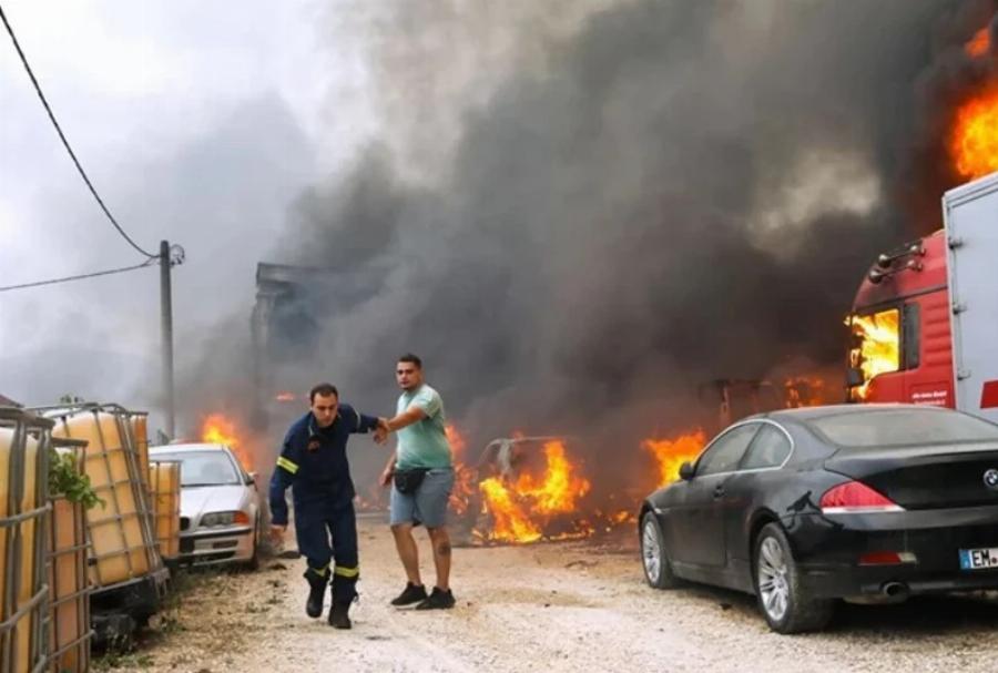 Πυροσβέστης παίρνει σηκωτό ιδιοκτήτη μάντρας αυτοκινήτων που τυλίγεται στις φλόγες
