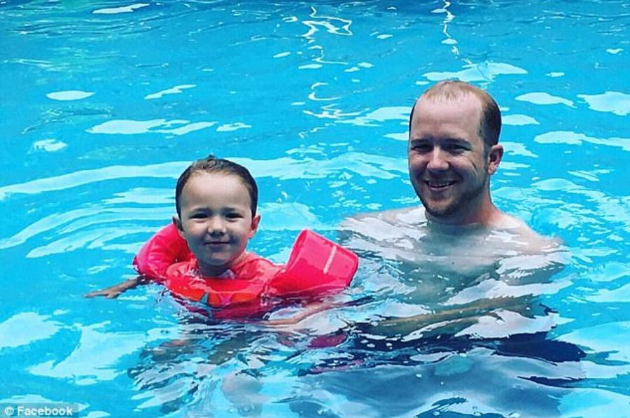 Μία εικόνα χίλιες λέξεις: Λίγα λεπτά πριν πεθάνει ένα κοριτσάκι από καρκίνο στον εγκέφαλο, ο αδελφός της, της κρατά το χέρι