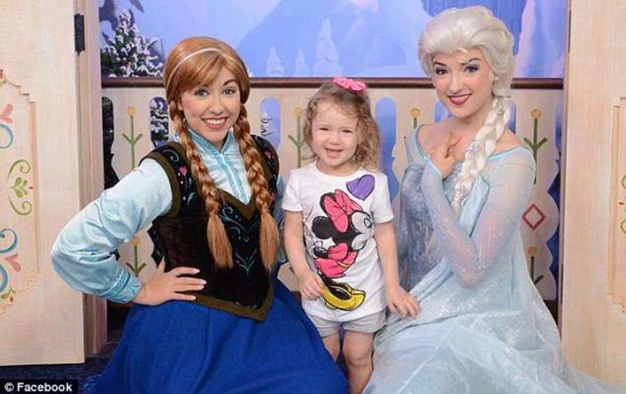 Μία εικόνα χίλιες λέξεις: Λίγα λεπτά πριν πεθάνει ένα κοριτσάκι από καρκίνο στον εγκέφαλο, ο αδελφός της, της κρατά το χέρι