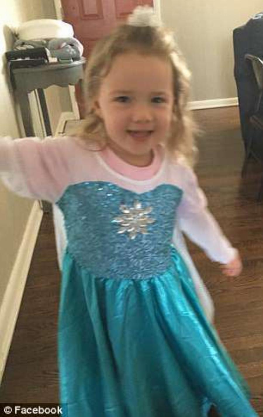 Μία εικόνα χίλιες λέξεις: Λίγα λεπτά πριν πεθάνει ένα κοριτσάκι από καρκίνο στον εγκέφαλο, ο αδελφός της, της κρατά το χέρι