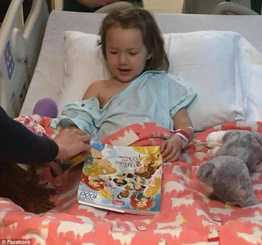 Μία εικόνα χίλιες λέξεις: Λίγα λεπτά πριν πεθάνει ένα κοριτσάκι από καρκίνο στον εγκέφαλο, ο αδελφός της, της κρατά το χέρι